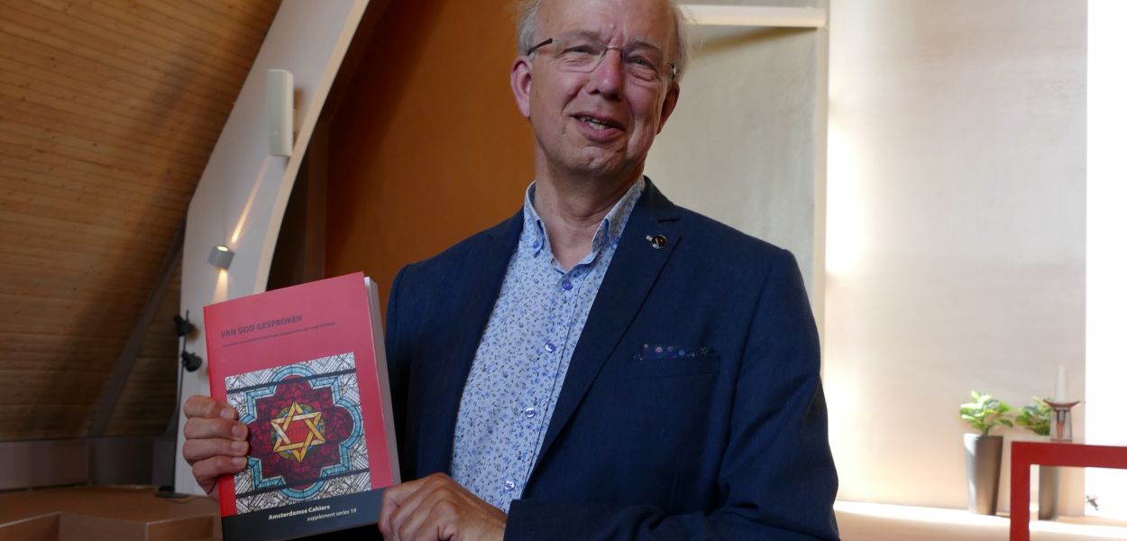 FRT-hoogleraar theologie Joep Dubbink met boek