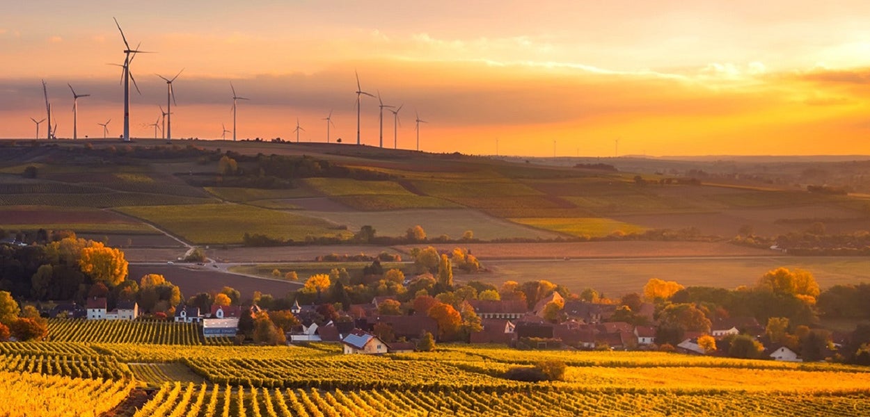 windmolens en dorp - klimaatverandering en energietransitie