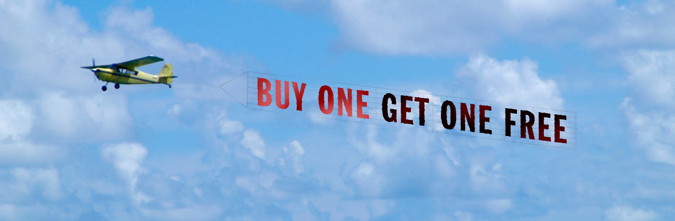Vliegtuig met reclametekst 'buy one get one free'