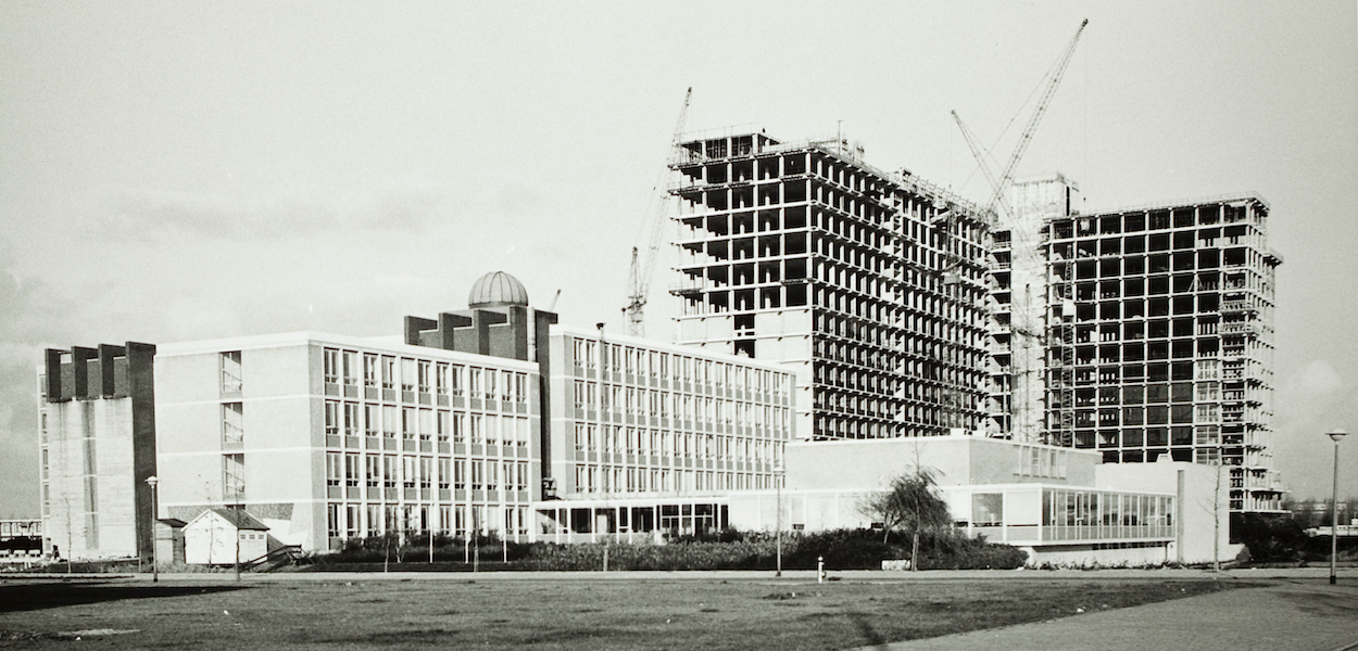 Zicht op Cyclotron en gebouw de Boelelaan 1083 en het VU Hoofdgebouw in aanbouw, vanaf Buitenveldertselaan. (1960-1970). Foto: Academisch Ziekenhuis VU, Amsterdam