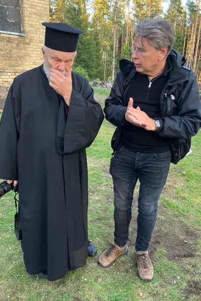 Karel Onwijn (rechts) in gesprek met een Ests-orthodoxe geestelijke (links) tijdens HOVO-reis naar de Baltische landen.