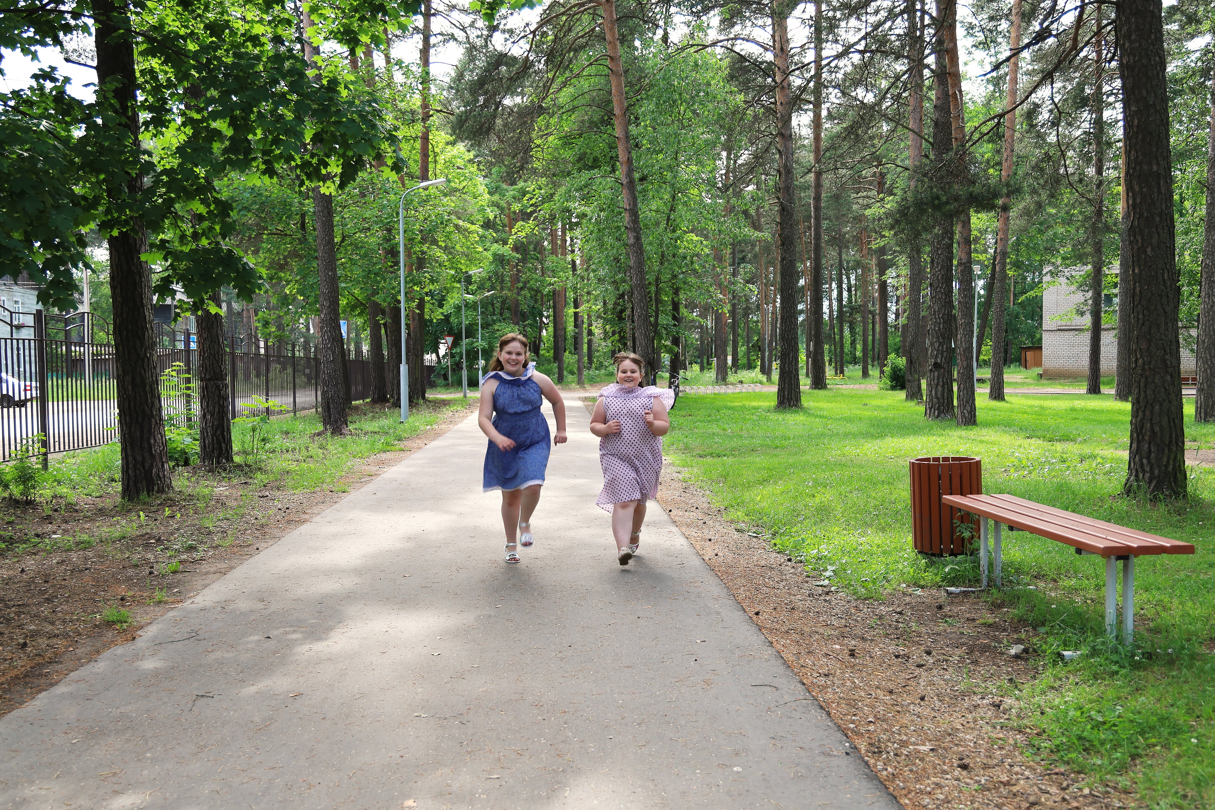Kinderobesitas: two obese children running in a park.