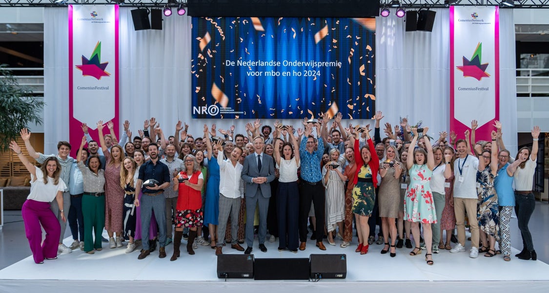 Alle prijswinnaars op het podium bij de uitreiking van de Nederlandse Onderwijspremie 2024, waar VU de tweede prijs won met VU SpringLab