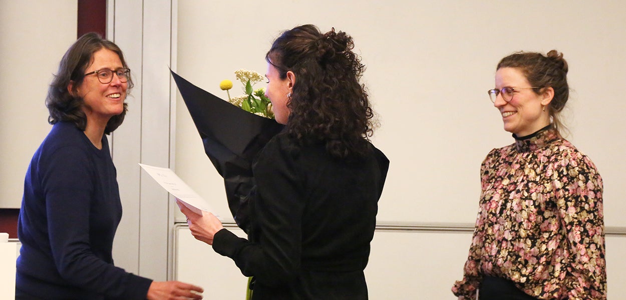 Heleen Slagter (left) and Elsje van Bergen (right) present the Open Science Awards 2023 during the Faculty Spring Celebration