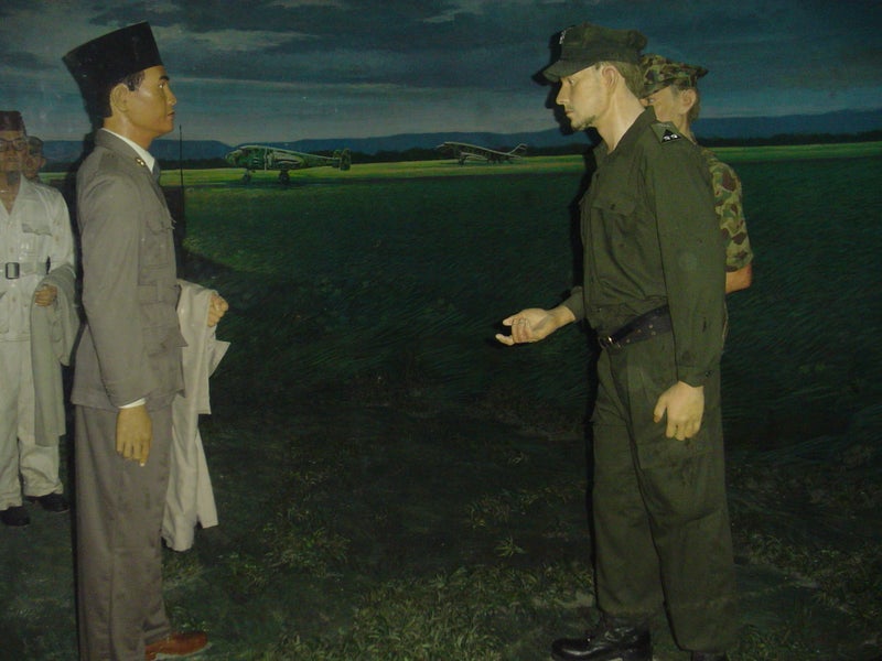 Arrestatie van Soekarno door de Nederlanders in Yogyakarta, 1948. Diorama in het Monumen Yogja Kembali, Yogyakarta.