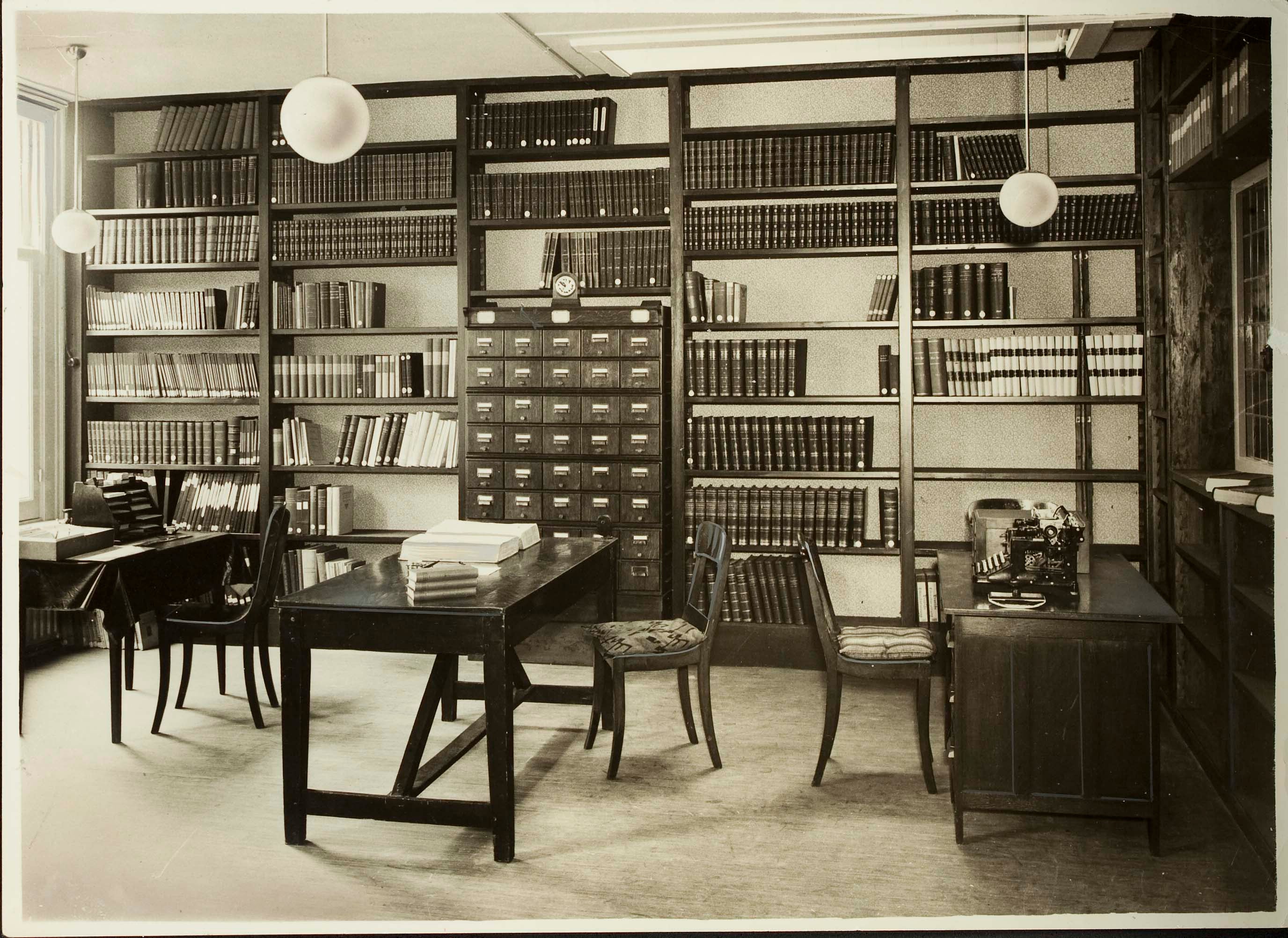 Kantoor met catalogus bibliotheek, Keizersgracht 162. (03748)