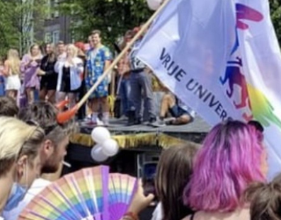 Op de vlag van VU Pride staat de griffioen in regenboogkleuren