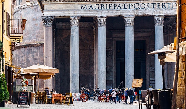 Zicht op het Pantheon in Rome vanuit een straatje