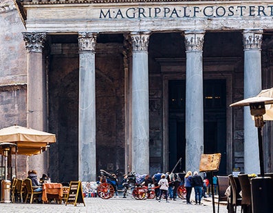 Zicht op het Pantheon in Rome vanuit een straatje