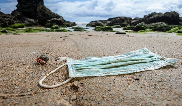 Een aangespoeld mondkapje op een strand
