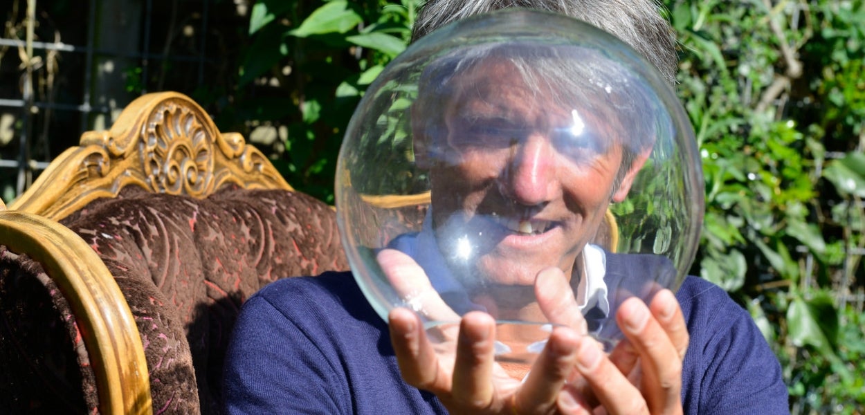 VU-theoloog Stefan Paas bekijkt een glazen bol