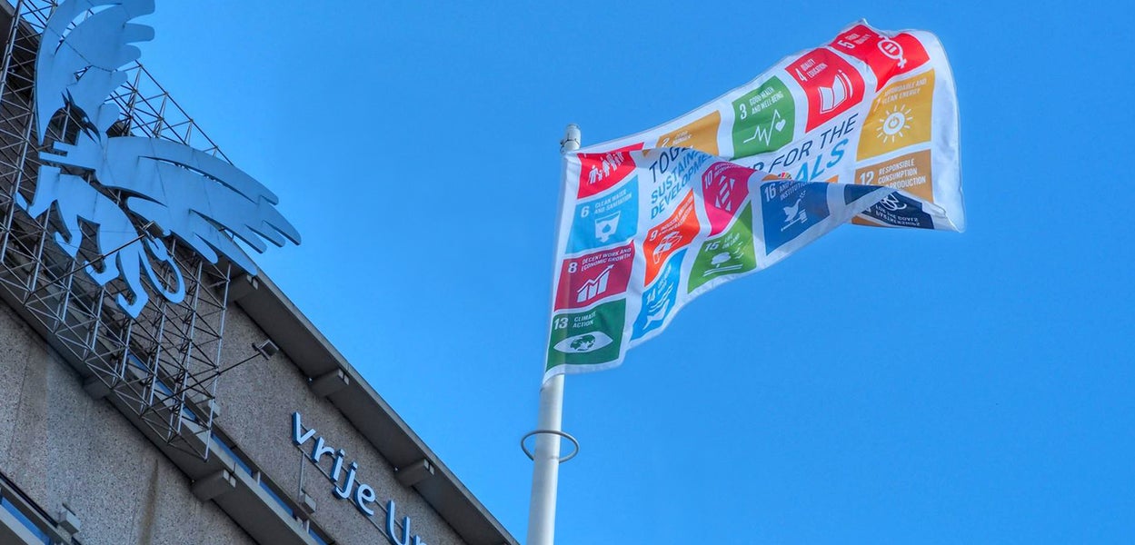 Flag of the Sustainable Development Goals in front of the main building of the VU.