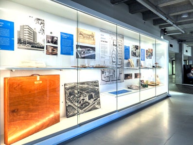 Image of the heritage display of the University Library at Vrije Universiteit Amsterdam. Photographer Too van Velzen