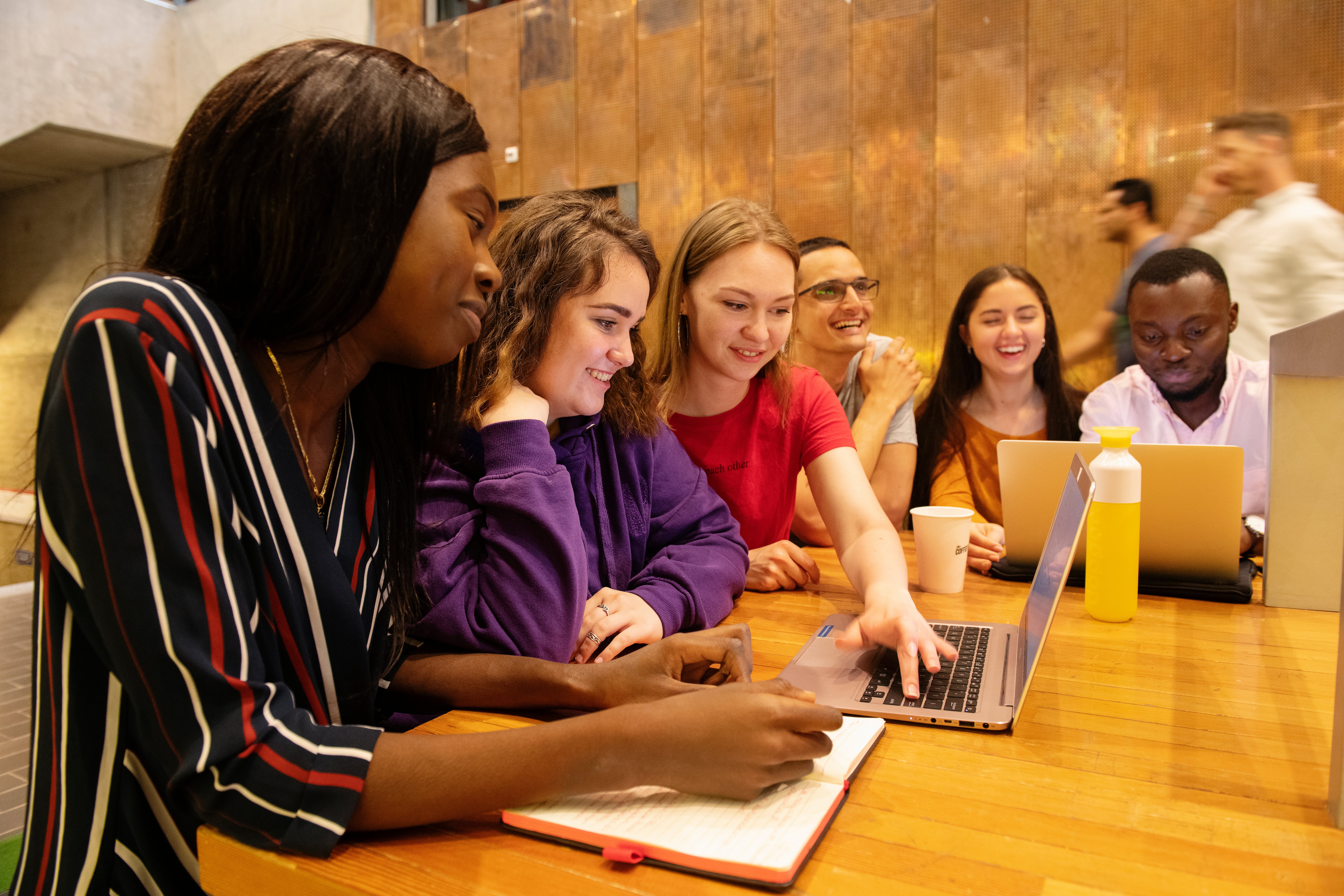 Een groep studenten werkt op een computer