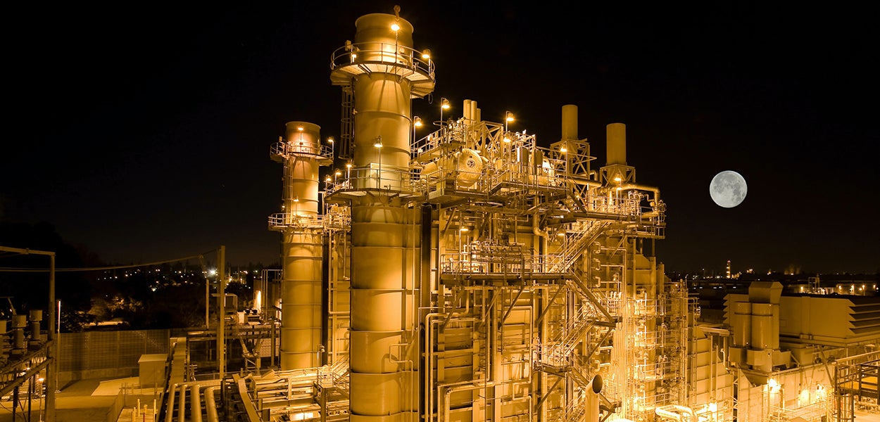Picture by night of a refinery