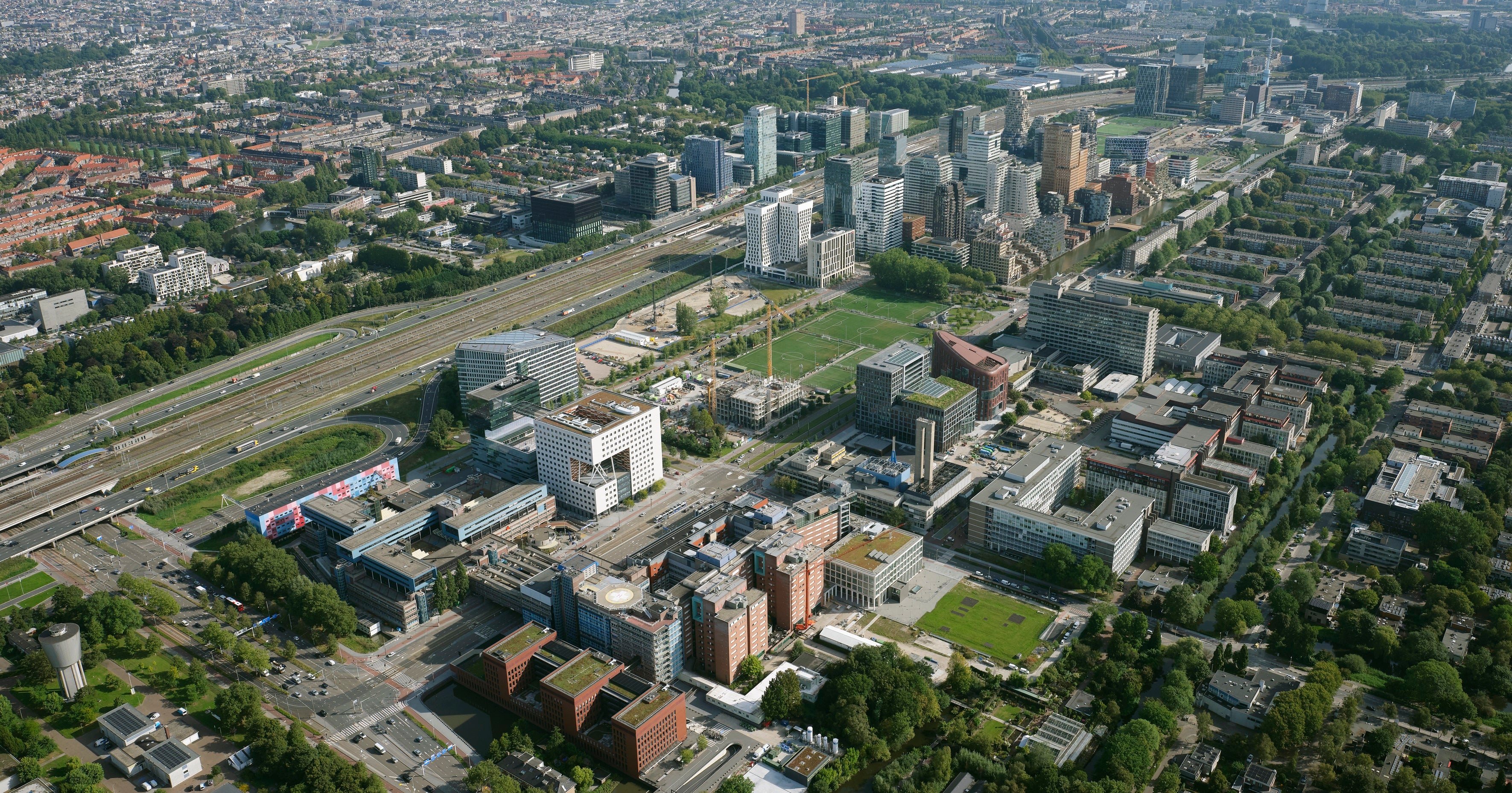 luchtfoto van gebouwen VU Campus