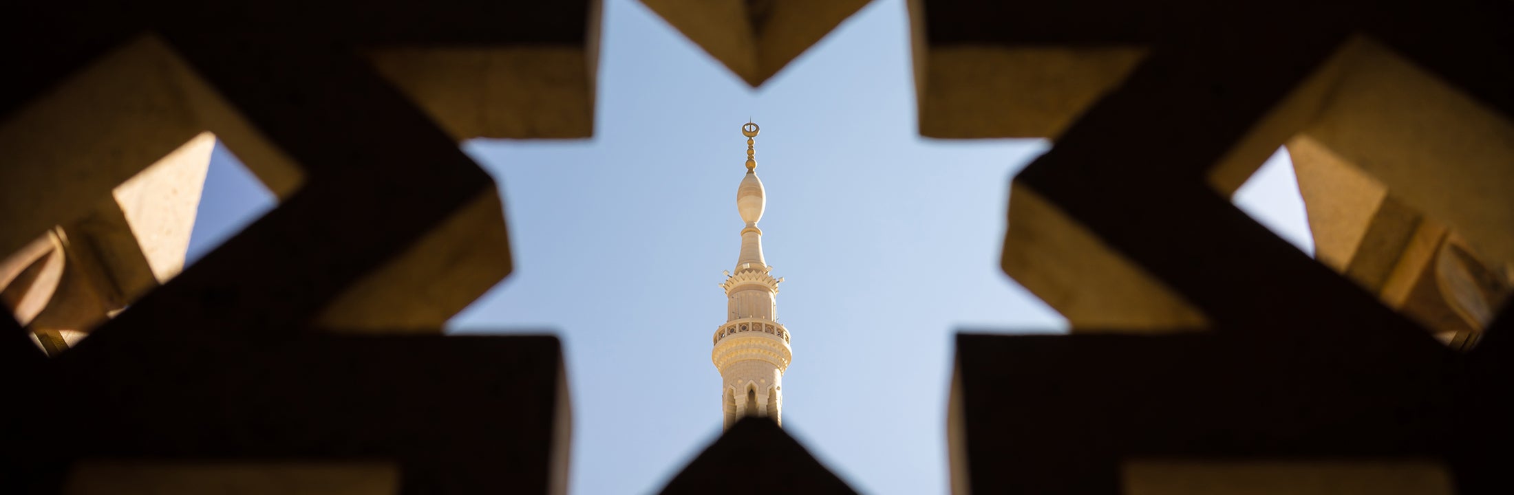 Uitzicht op de moskee in Medina door een stervormig gat in de muur