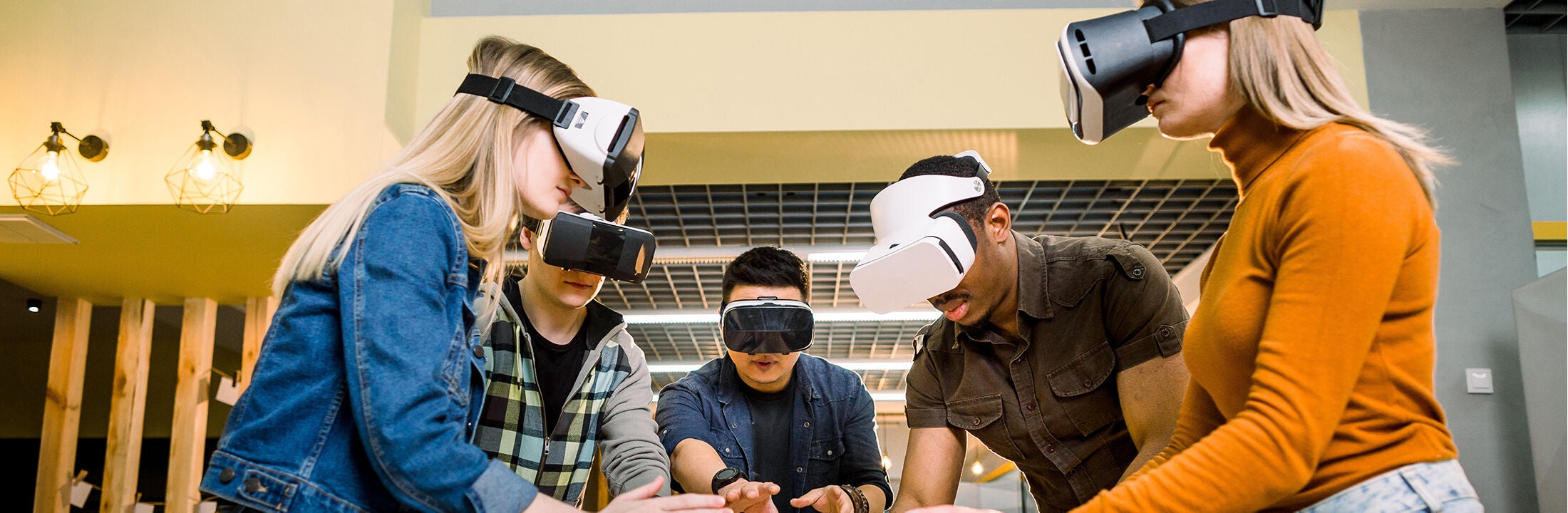 Beeld studenten met VR brillen