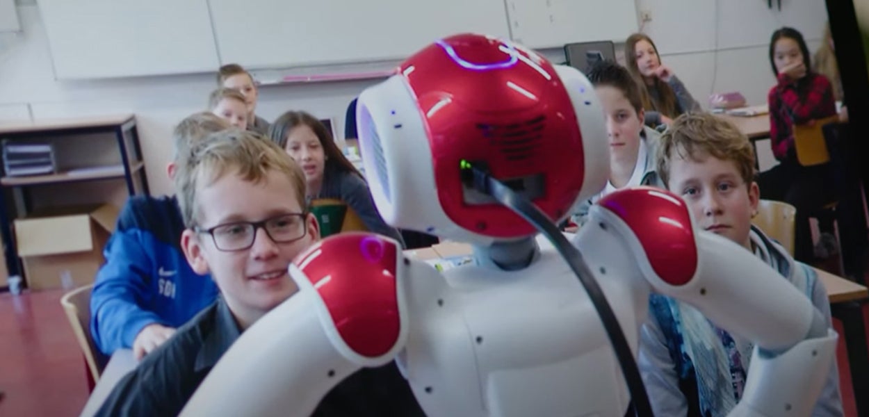 Een sociale robot in een klaslokaal met leerlingen