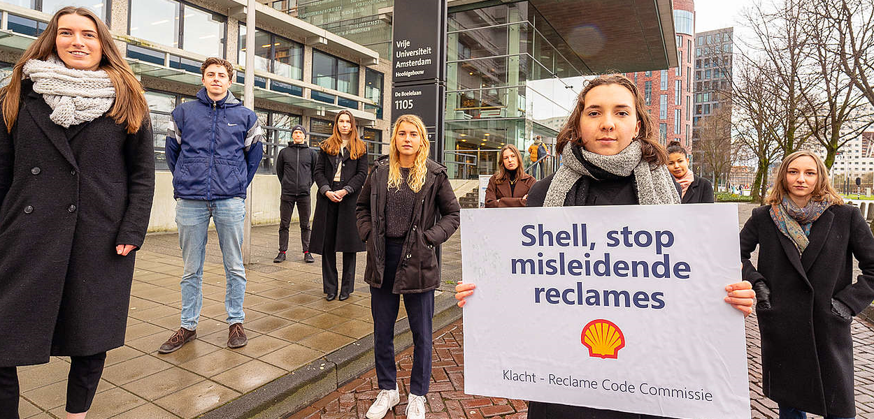 Rechtenstudenten protesteren tegen misleidende reclame Shell