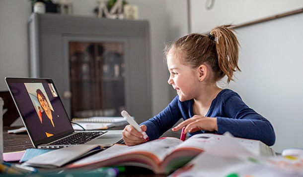 Klein meisje volgt vanuit huis online onderwijs via laptop