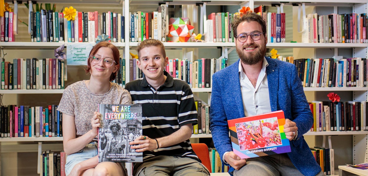 Rachel Drillenburg, Tomàs Soria Heredia en Niek Rood in de VU Pride Library.
