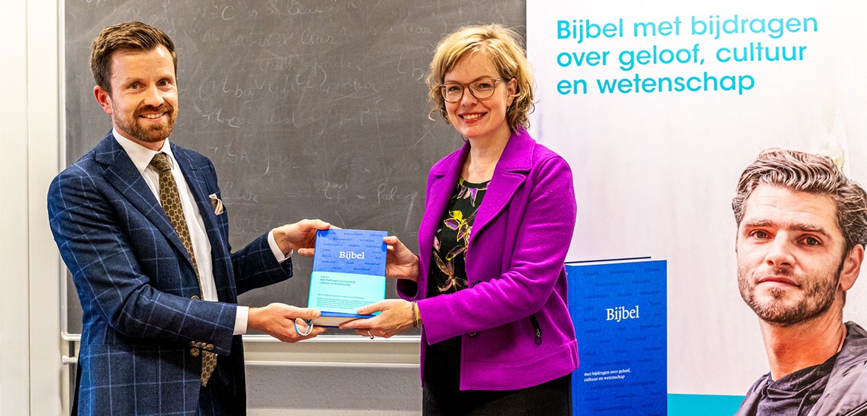 Stefan van Dijk (NBG) overhandigt de Bijbel aan Beatrice de Graaf. Foto NBG/Willem Jan de Bruin.
