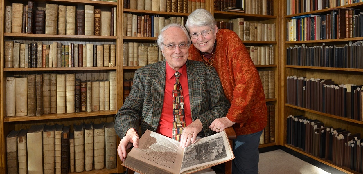 Het echtpaar prof. dr. Ferenc Postma en dr. Margriet Gosker schonk hun privébibliotheek aan de VU.