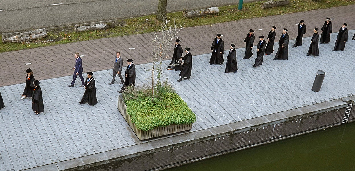 Vidi's walking by VU Amsterdam, dressed in black